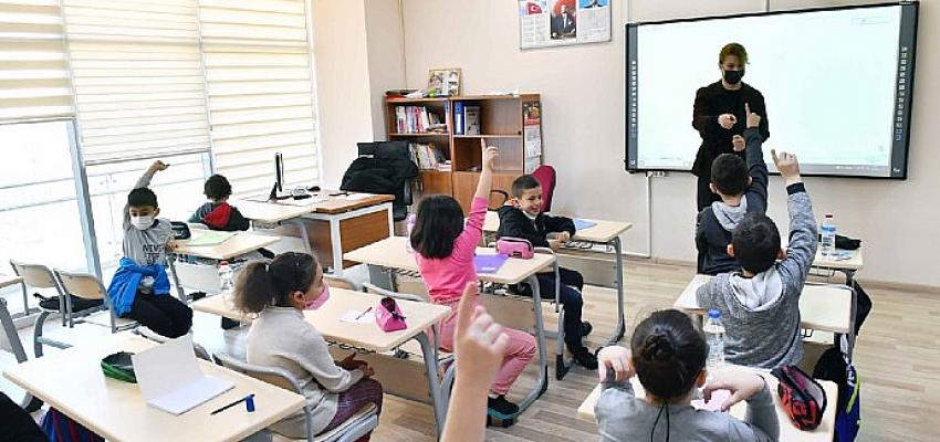 Ankara Büyükşehir Belediyesi’nin Ev Sahipliğinde Başkentli Çocuklar İngilizce Öğreniyor