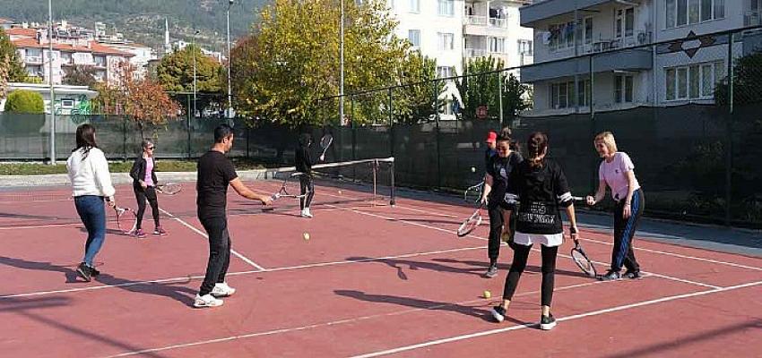 Menteşe Belediyesinden Ev Hanımlarına Ücretsiz Tenis Kursu