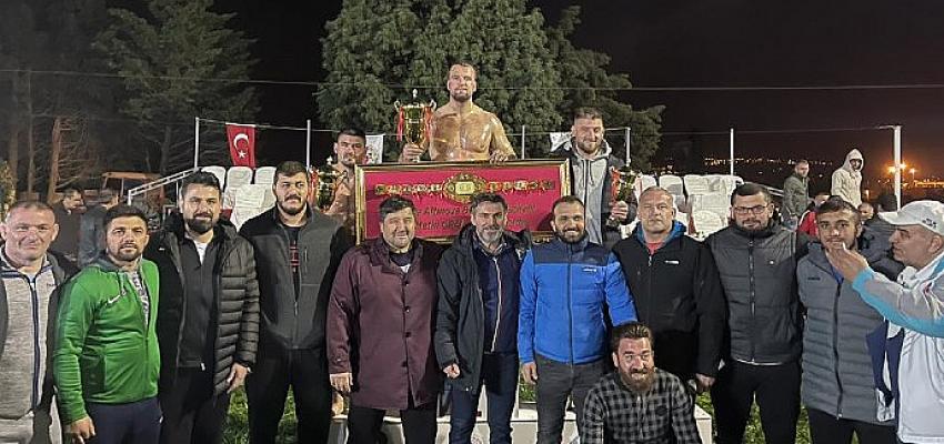 Altınova’da başpehlivanlığı Hüseyin Gümüşalan kazandıAltınova’da başpehlivanlığı Hüseyin Gümüşalan kazandı