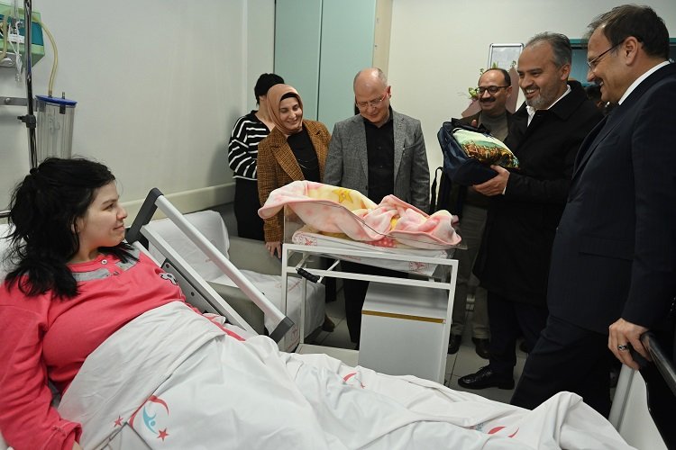 Alinur Aktaş yeni yıla 2023'ün ilk bebeğiyle girdi