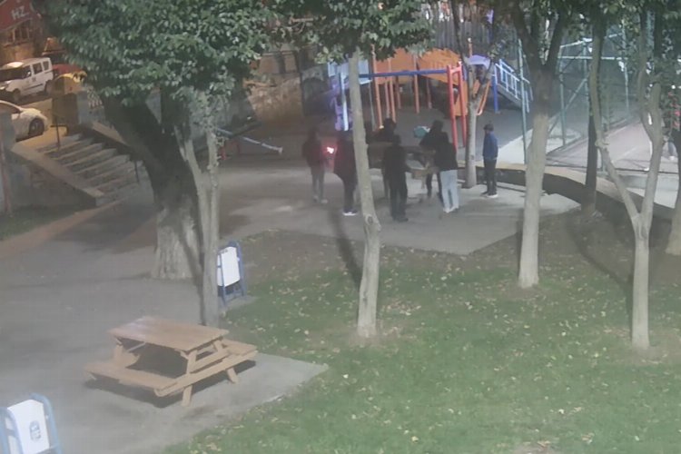 İstanbul Eyüpsultan'daki parktan oturma ünitesi çalarken yakalandılar
