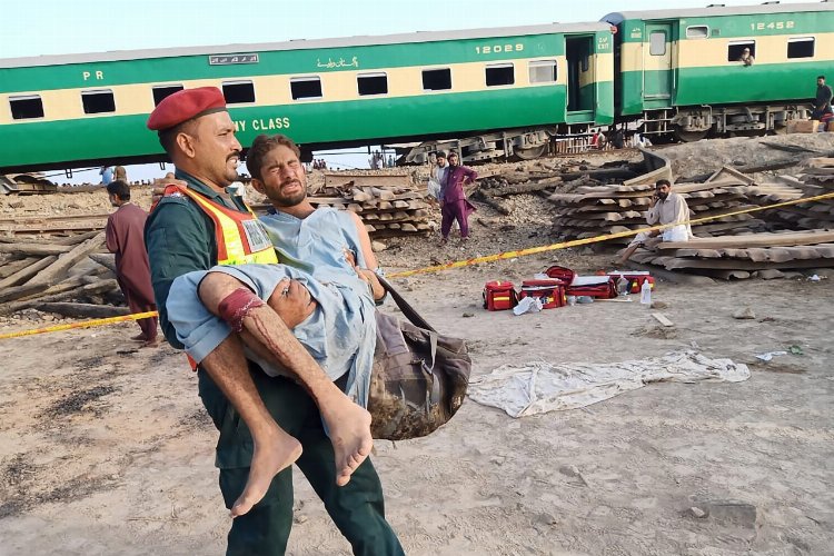 Pakistan'da bombalı saldırı! Tren raydan çıktı…